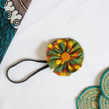Load image into Gallery viewer, Flower Hair band
